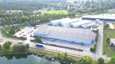 Depo depolama veya endüstriyel fabrika veya Lojistik Merkezi yukarıdan hava görünümünü. Sanayi Binaları ve kamyon üstten görünüm