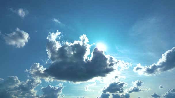 Céu Azul Nuvens Brancas Flutuaram Céu Dia Claro Com Sol — Vídeo de Stock