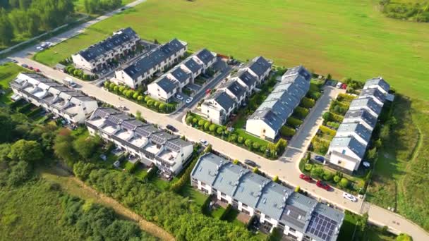 Luchtfoto Van Woonhuizen Buurt Appartementencomplex Bij Zonsondergang Strak Ingepakte Huizen — Stockvideo