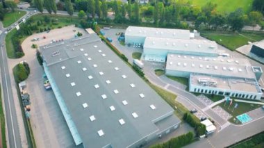 Depo depolama veya endüstriyel fabrika veya Lojistik Merkezi yukarıdan hava görünümünü. Sanayi Binaları ve kamyon üstten görünüm