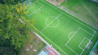 Futbol sahasının havadan aşağı görüntüsü. Stadyum. Futbol sahası. - Futbol. Açık hava oyunları. Takım oyunları, düz yatış.