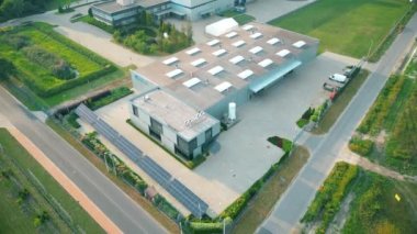 Malzeme deposunun havadan görüntüsü. Sanayi bölgesine yukarıdan lojistik merkezi teslimatı. Lojistik merkezde yüklenen kamyonların hava görüntüsü