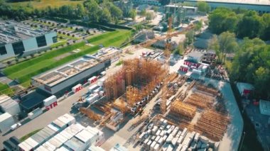 Düşük karbon ayak izi olan endüstri. Çatıda güneş panelleri olan sanayi depoları. Teknoloji parkı ve yukarıdaki fabrikalar.