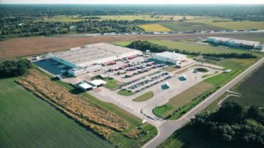 Malzeme deposunun havadan görüntüsü. Sanayi bölgesindeki lojistik merkezi yukarıdan. Lojistik merkezde yüklenen kamyonların hava görüntüsü