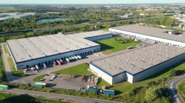 Malzeme deposunun havadan görüntüsü. Sanayi bölgesindeki lojistik merkezi yukarıdan. Lojistik merkez stok fotoğrafına yüklenen kamyonların hava görüntüsü