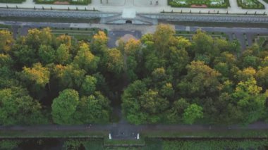 Varşova 'daki kraliyet sarayının havadan görünüşü. Polonya. Wilanow Sarayı. Kraliyet sarayının üzerinde uçan dronlar, güneşli bir sonbahar gününde güzel bir bina cephesi