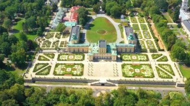 Varşova 'daki kraliyet sarayının havadan görünüşü. Polonya. Wilanow Sarayı. Kraliyet sarayının üzerinde uçan dronlar, güneşli bir sonbahar gününde güzel bir bina cephesi