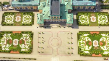 Varşova 'daki kraliyet sarayının havadan görünüşü. Polonya. Wilanow Sarayı. Kraliyet sarayının üzerinde uçan dronlar, güneşli bir sonbahar gününde güzel bir bina cephesi