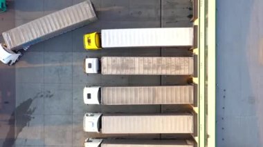Dağıtım merkezinin hava görüntüsü, endüstriyel lojistik bölgesinin İHA fotoğrafı, modern teknoloji ve robotlarla dolu yeni süper modern lojistik merkezi, yeşil enerji üretimi için çatı güneş enerjisi santrali.