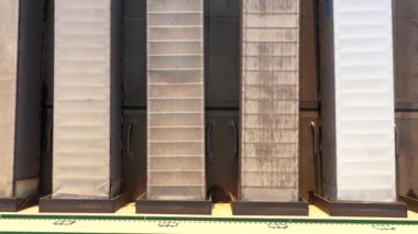 Dağıtım merkezinin hava görüntüsü, endüstriyel lojistik bölgesinin İHA fotoğrafı, modern teknoloji ve robotlarla dolu yeni süper modern lojistik merkezi, yeşil enerji üretimi için çatı güneş enerjisi santrali.