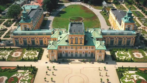 ワルシャワの王宮の空中ビュー ポーランドだ ウィラノウ宮殿 王宮の上空を飛ぶドローン 晴れた秋の日の美しい建物のファサード — ストック動画