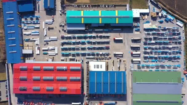 Aerial View Semi Trucks Cargo Trailers Standing Warehouses Ramps Loading — Vídeo de Stock