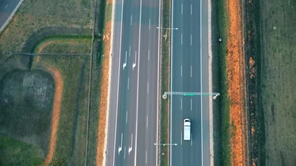 Bovenaanzicht Vanuit Lucht Snelweg Drone Uitzicht Verhoogde Weg Verkeersknooppunten Groene — Stockvideo