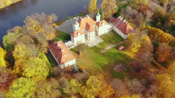 Luftaufnahme Des Schönen Palastes Schweden Herbstlicher Sonnenuntergang Weißer Palast Herbstwald — Stockvideo