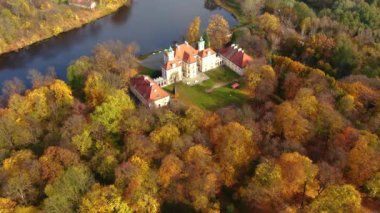İsveç 'teki güzel sarayın hava manzarası. Sonbahar günbatımı. Sonbahar ormanındaki beyaz saray. Yüksek irtifa.