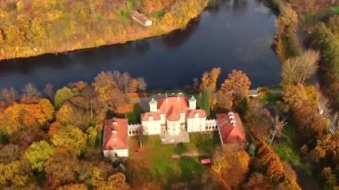 İsveç 'teki güzel sarayın hava manzarası. Sonbahar günbatımı. Sonbahar ormanındaki beyaz saray. Yüksek irtifa.