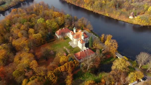 从空中俯瞰瑞典美丽的宫殿 秋天的日落秋天森林里的白宫 — 图库视频影像