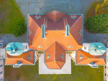 Sonbahar günbatımında güzel sarayın hava manzarası. Sonbahar ormanındaki beyaz saray. Kapat.