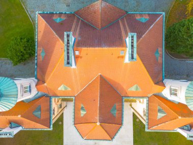 Sonbahar günbatımında güzel sarayın hava manzarası. Sonbahar ormanındaki beyaz saray. Kapat.