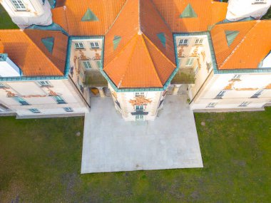 Sonbahar günbatımında güzel sarayın hava manzarası. Sonbahar ormanındaki beyaz saray. Kapat.