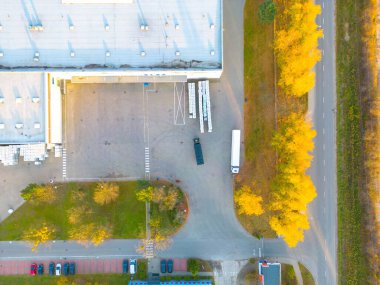 Depo, fabrika ya da lojistik merkezi yukarıdan. Endüstriyel binaların ve ekipman makinelerinin havadan görüntüsü. Hava görünümü