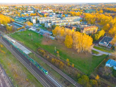Büyük demiryolu pistinde yük vagonlarının hava görüntüsü. Modern lojistik kavramı. Kömür teslimatı