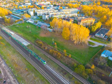 Büyük demiryolu pistinde yük vagonlarının hava görüntüsü. Modern lojistik kavramı. Kömür teslimatı