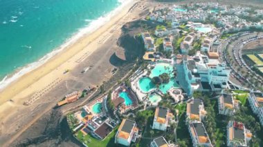 Sonsuz ufku olan inanılmaz Esquinzo plajı. Arka planda volkanik tepeler ve Atlantik Okyanusu. Esquinzo Sahili, Fuerteventura, Kanarya Adaları, İspanya. Playa de Esquinzo Fuerteventura, Kanarya Adaları. Otel