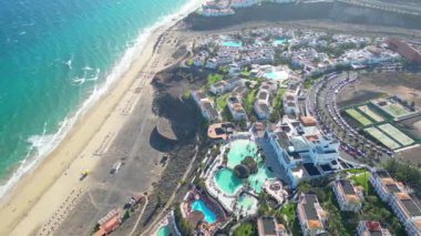 Sonsuz ufku olan inanılmaz Esquinzo plajı. Arka planda volkanik tepeler ve Atlantik Okyanusu. Esquinzo Sahili, Fuerteventura, Kanarya Adaları, İspanya. Playa de Esquinzo Fuerteventura, Kanarya Adaları. Otel