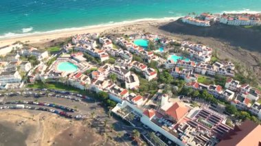 Sonsuz ufku olan inanılmaz Esquinzo plajı. Arka planda volkanik tepeler ve Atlantik Okyanusu. Esquinzo Sahili, Fuerteventura, Kanarya Adaları, İspanya. Playa de Esquinzo Fuerteventura, Kanarya Adaları. Otel