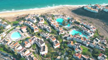 Sonsuz ufku olan inanılmaz Esquinzo plajı. Arka planda volkanik tepeler ve Atlantik Okyanusu. Esquinzo Sahili, Fuerteventura, Kanarya Adaları, İspanya. Playa de Esquinzo Fuerteventura, Kanarya Adaları. Otel