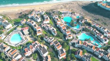 Sonsuz ufku olan inanılmaz Esquinzo plajı. Arka planda volkanik tepeler ve Atlantik Okyanusu. Esquinzo Sahili, Fuerteventura, Kanarya Adaları, İspanya. Playa de Esquinzo Fuerteventura, Kanarya Adaları. Otel