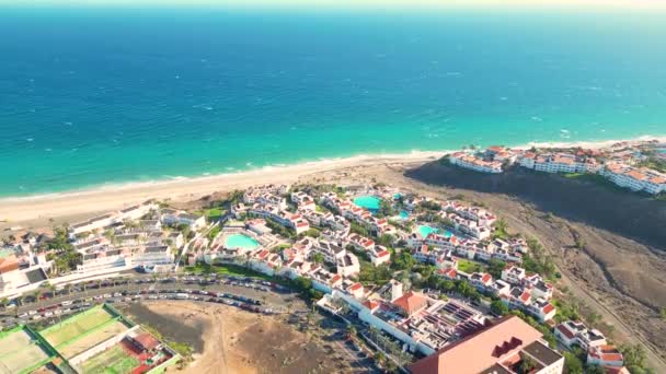 令人惊奇的爱斯基诺海滩与无尽的地平线 背景中的火山群山和大西洋 西班牙加那利群岛Fuerteventura的Esquinzo海滩 加那利群岛弗尔特文图拉岛Esquinzo广场 Hotel — 图库视频影像