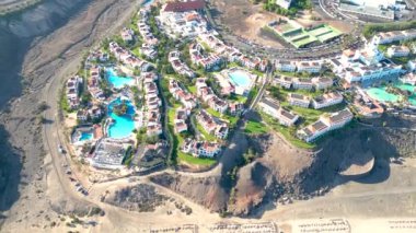 İspanya 'nın Kanarya Adaları, Prenses Fuerteventura sahilindeki lüks bir otelin havadan görüntüsü. İnanılmaz Esquinzo plajı arka planda ve Atlantik Okyanusu 'nda.