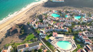 İspanya 'nın Kanarya Adaları, Prenses Fuerteventura sahilindeki lüks bir otelin havadan görüntüsü. İnanılmaz Esquinzo plajı arka planda ve Atlantik Okyanusu 'nda.