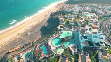 İspanya 'nın Kanarya Adaları' ndaki Club Janda Princess sahilindeki lüks bir otelin havadan görünüşü. Atlantik Okyanusu 'ndaki inanılmaz Esquinzo plajı..