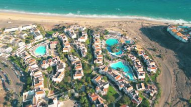 İspanya 'nın Kanarya Adaları, Prenses Fuerteventura sahilindeki lüks bir otelin havadan görüntüsü. İnanılmaz Esquinzo plajı arka planda ve Atlantik Okyanusu 'nda.