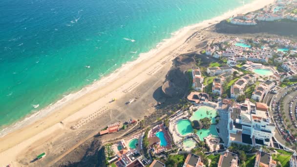 西班牙加那利群岛Fuerteventura公主海岸酒店附近一家豪华酒店的空中景观 背景中令人惊奇的爱斯基诺海滩和大西洋 — 图库视频影像