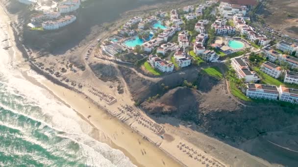 西班牙加那利群岛Fuerteventura公主海岸酒店附近一家豪华酒店的空中景观 背景中令人惊奇的爱斯基诺海滩和大西洋 — 图库视频影像