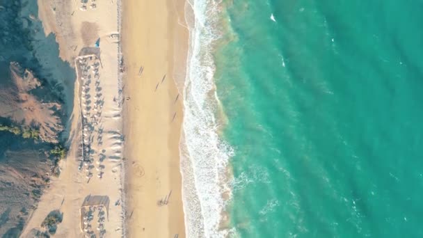 夏天的海景美丽的海浪 蓝色的海水在阳光灿烂的日子里 西班牙爱斯基诺海滩 加那利岛顶部从无人驾驶飞机俯瞰 海鸟瞰 热带自然美丽而明亮的海浪飞溅 沙滩上的落日光芒 — 图库视频影像