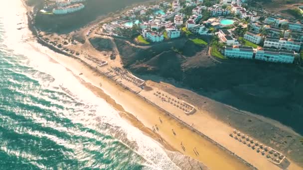 해안을 호텔의 Fuerteventura 카나리아 스페인 배경과 대서양의 놀라운 Esquinzo — 비디오