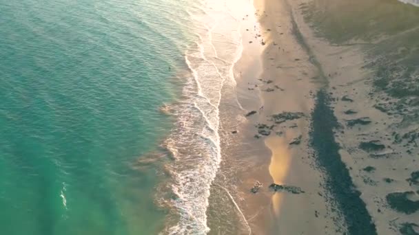 迷人的落日与壮观的紫色天空映入水池和西班牙加那利群岛上整洁的沙滩表面 背景中令人惊奇的爱斯基诺海滩和大西洋 — 图库视频影像