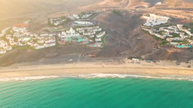 Robinson Hotel Fuerteventura, Kanarya Adaları kıyısındaki lüks bir otelin havadan görüntüsü. İnanılmaz Esquinzo plajı arka planda ve Atlantik Okyanusu 'nda.