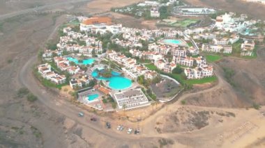 İspanya 'nın Kanarya Adaları, Prenses Fuerteventura sahilindeki lüks bir otelin havadan görüntüsü. İnanılmaz Esquinzo plajı arka planda ve Atlantik Okyanusu 'nda.