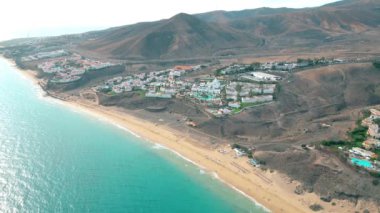 İspanya 'nın Kanarya Adaları, Prenses Fuerteventura sahilindeki lüks bir otelin havadan görüntüsü. İnanılmaz Esquinzo plajı arka planda ve Atlantik Okyanusu 'nda.