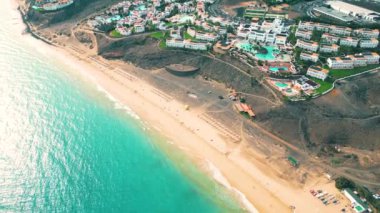 İspanya 'nın Kanarya Adaları, Prenses Fuerteventura sahilindeki lüks bir otelin havadan görüntüsü. İnanılmaz Esquinzo plajı arka planda ve Atlantik Okyanusu 'nda.