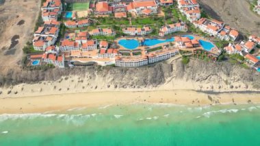 Sonsuz ufku olan inanılmaz Esquinzo plajı. Arka planda volkanik tepeler ve Atlantik Okyanusu. Esquinzo Sahili, Fuerteventura, Kanarya Adaları, İspanya. Playa de Esquinzo Otel Mahic Life Fuerteventura