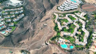 Sonsuz ufku olan inanılmaz Esquinzo plajı. Arka planda volkanik tepeler ve Atlantik Okyanusu. Esquinzo Sahili, Fuerteventura, Kanarya Adaları, İspanya. Playa de Esquinzo Fuerteventura, Kanarya Adaları. Otel Prensesi