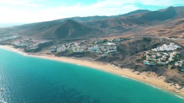 Sonsuz ufku olan inanılmaz Esquinzo plajı. Arka planda volkanik tepeler ve Atlantik Okyanusu. Esquinzo Sahili, Fuerteventura, Kanarya Adaları, İspanya. Playa de Esquinzo Fuerteventura, Kanarya Adaları. Otel Prensesi