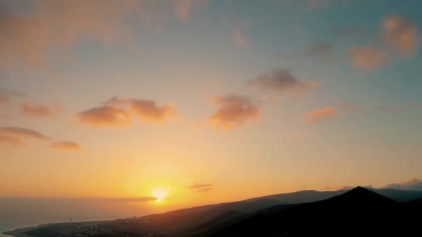 Дивовижний Захід Сонця Вражаючим Драматичним Фіолетовим Кольоровим Небом Відбивається Водних — стокове відео